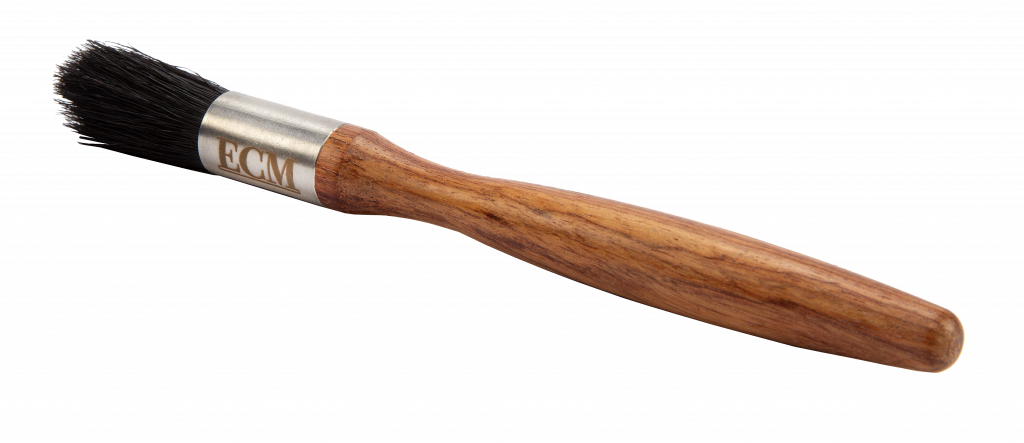 Reinigungspinsel mit Holzgriff und schwarzen Borsten.